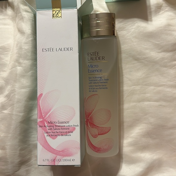 Estée Lauder Micro Essence with Sakura Ferment - Picture 2 of 5